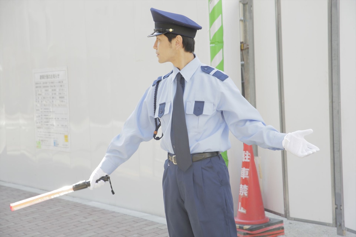 交通整理する警備スタッフ (1)
